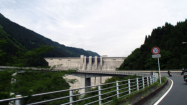 滝沢ダム手前のループ橋